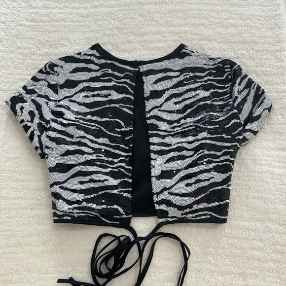 🖤🤍 lioness crop top 🤍🖤 - Picture 4 of 4